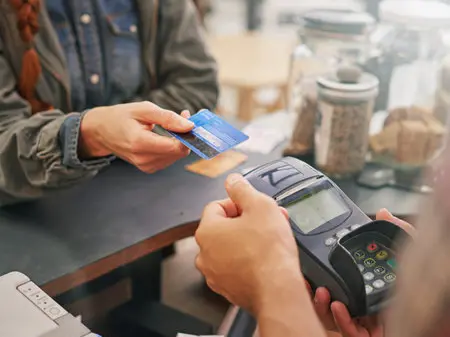 Cassiere infedele indagato