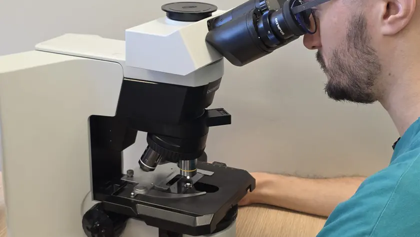 Un operatore nel laboratorio di Ematologia