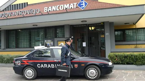 Carabinieri davanti a una banca (fotod'archivio)