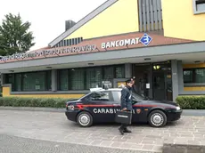 Carabinieri davanti a una banca (fotod'archivio)
