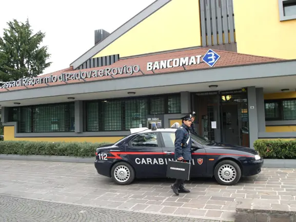 Carabinieri davanti a una banca (fotod'archivio)