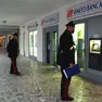 I carabinieri davanti alla sede di Veneto Banca