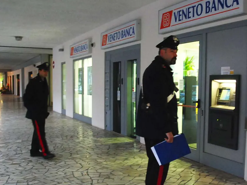 I carabinieri davanti alla sede di Veneto Banca
