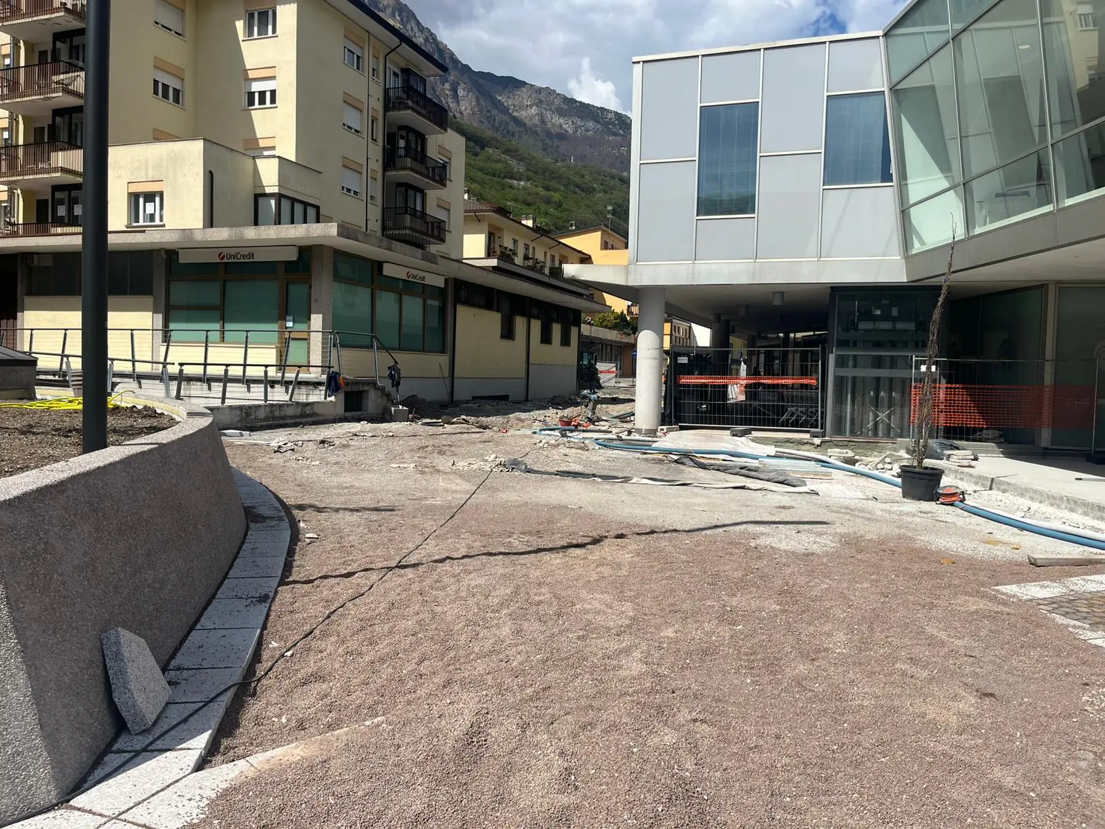 I lavori in corso in piazza 9 Ottobre a Longarone