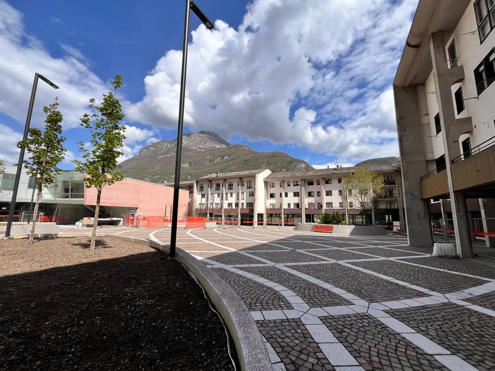 Uno scorcio della piazza di Longarone: è in dirittura il cantiere per il rifacimento