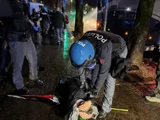 Il momento del fermo di uno dei due arrestati la sera del 14 ottobre