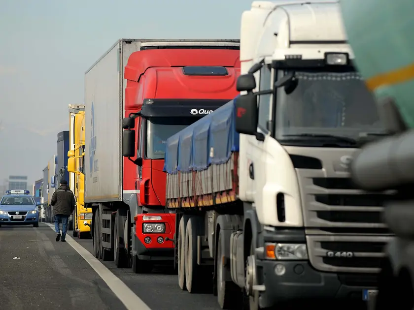 Caro carburante: protesta degli autotrasportatori dal 25 al 29 maggio