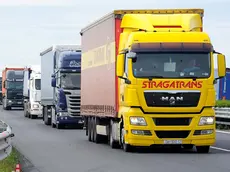 Una colonna di Tir in viaggio: l’impennata dei prezzi del gasolio sta mettendo in crisi l’autotrasporto