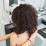 Una donna si sottopone alla mammografia