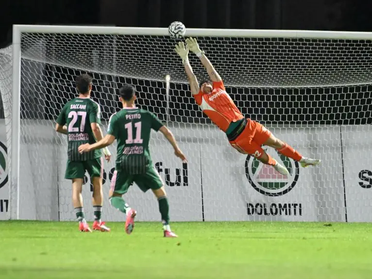 La grande parata di Leonardo Consiglio nel primo tempo (Foto Beppe De Zanet)