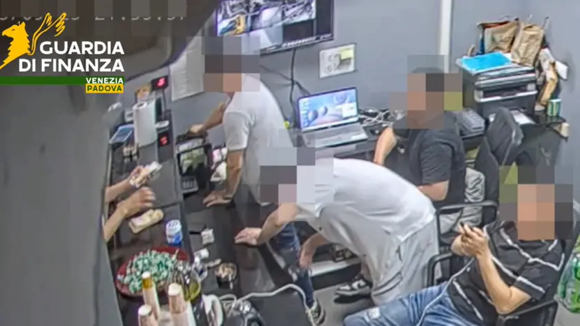 La banca clandestina in un fermoimmagine della Finanza