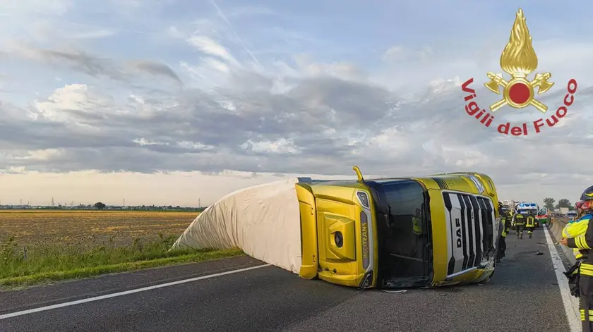Il camion ribaltato (crediti: Vigili del fuoco)