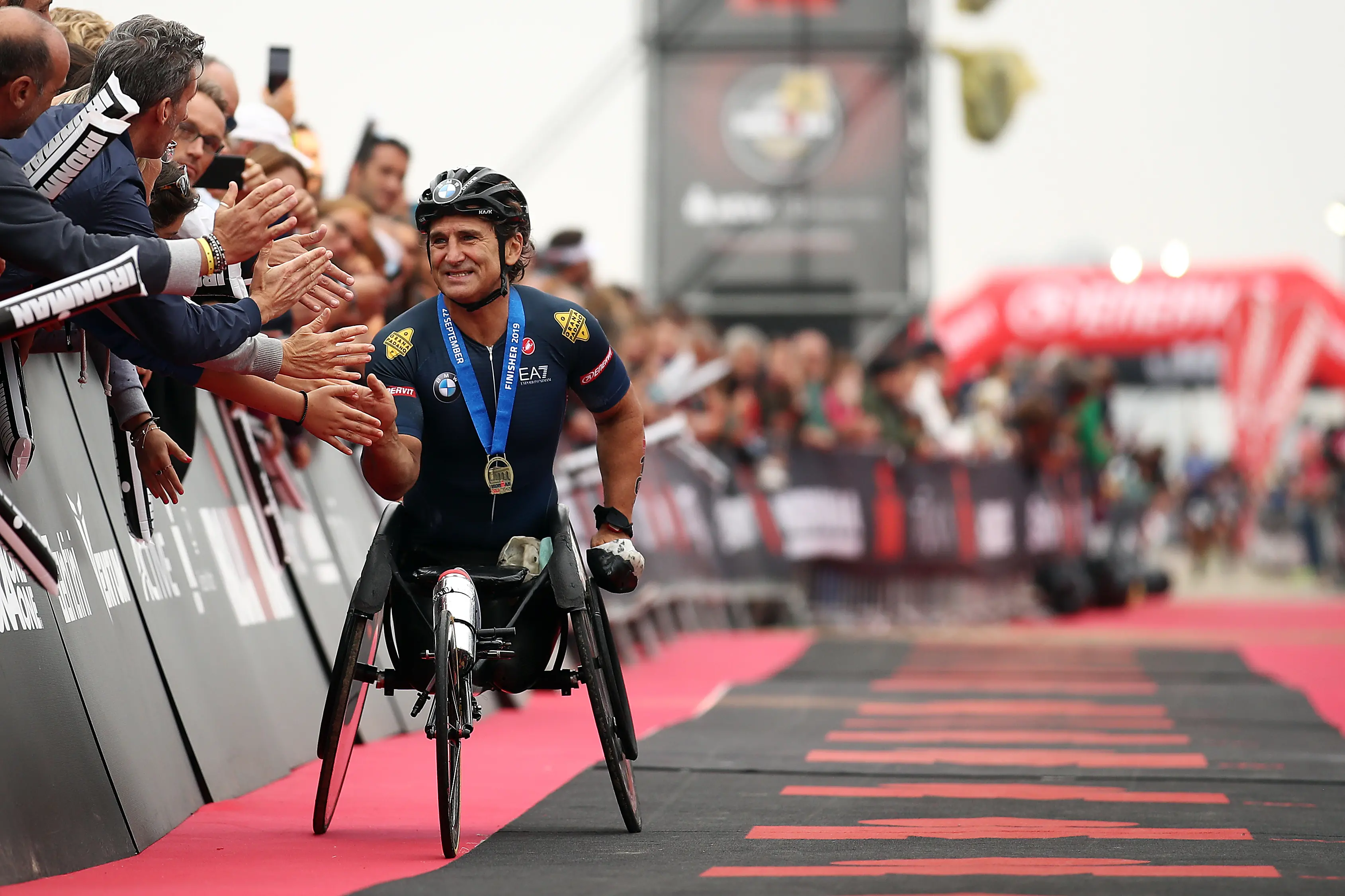 Alex Zanardi, prima campione di automobilismo e poi di ciclismo paralimpico, si è spento nella serata del 1° maggio. A giugno 2020 era rimasto coinvolto in un gravissimo incidente proprio in handbike durante una staffetta benefica e da allora non si era più ripreso. Ecco una selezione di foto della sua lunghissima carriera.