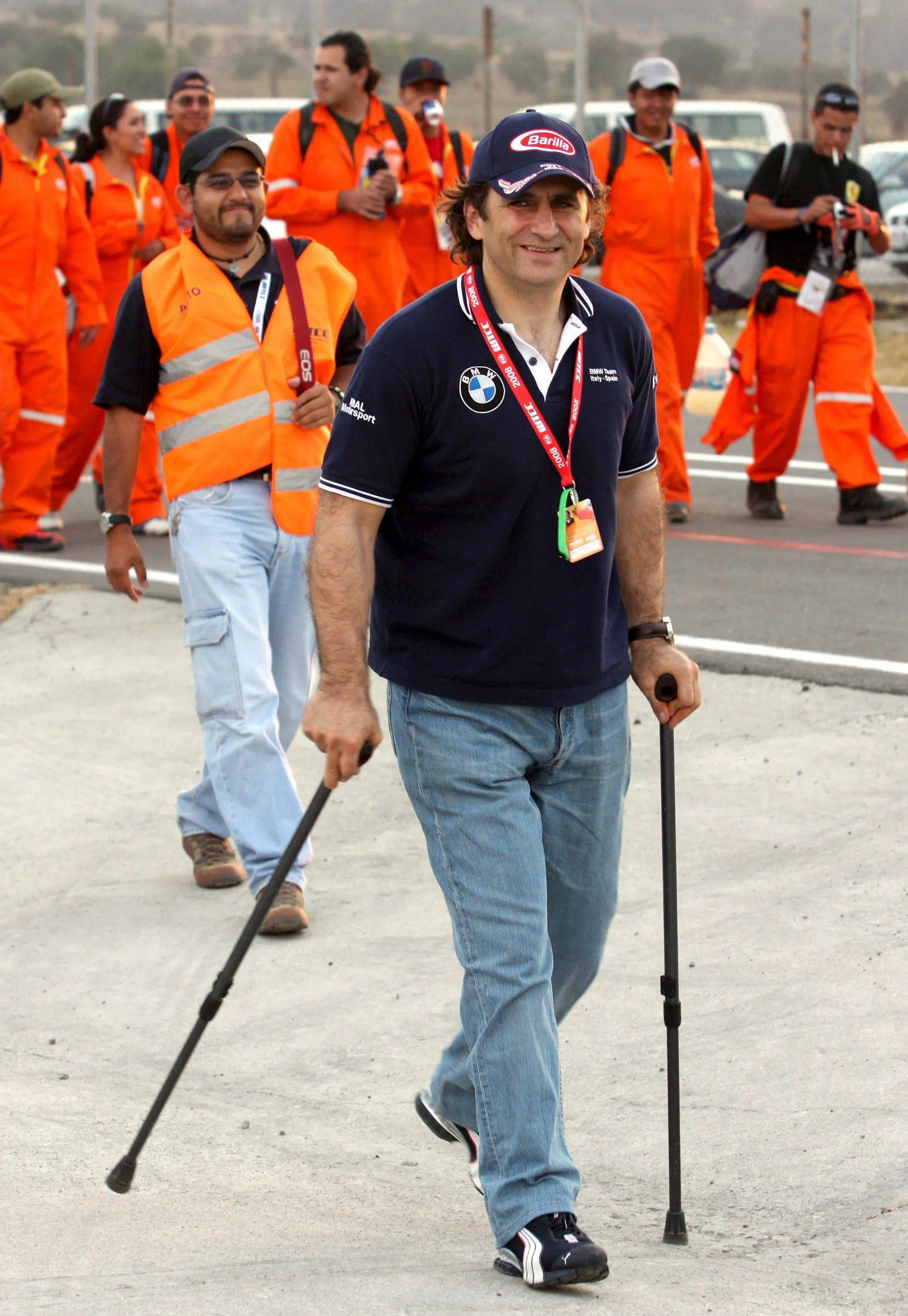 Alex Zanardi, prima campione di automobilismo e poi di ciclismo paralimpico, si è spento nella serata del 1° maggio. A giugno 2020 era rimasto coinvolto in un gravissimo incidente proprio in handbike durante una staffetta benefica e da allora non si era più ripreso. Ecco una selezione di foto della sua lunghissima carriera.