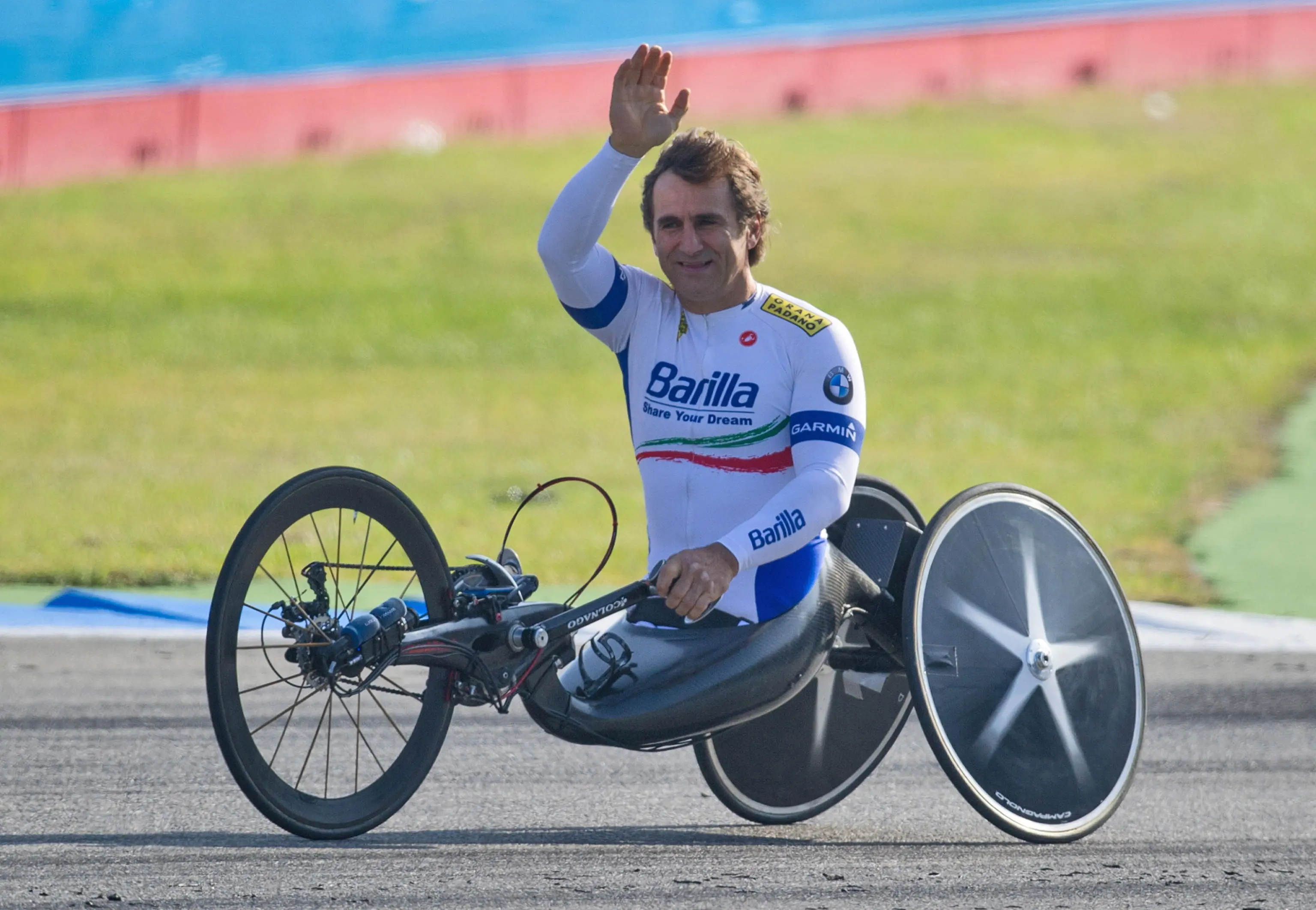 Alex Zanardi, prima campione di automobilismo e poi di ciclismo paralimpico, si è spento nella serata del 1° maggio. A giugno 2020 era rimasto coinvolto in un gravissimo incidente proprio in handbike durante una staffetta benefica e da allora non si era più ripreso. Ecco una selezione di foto della sua lunghissima carriera.