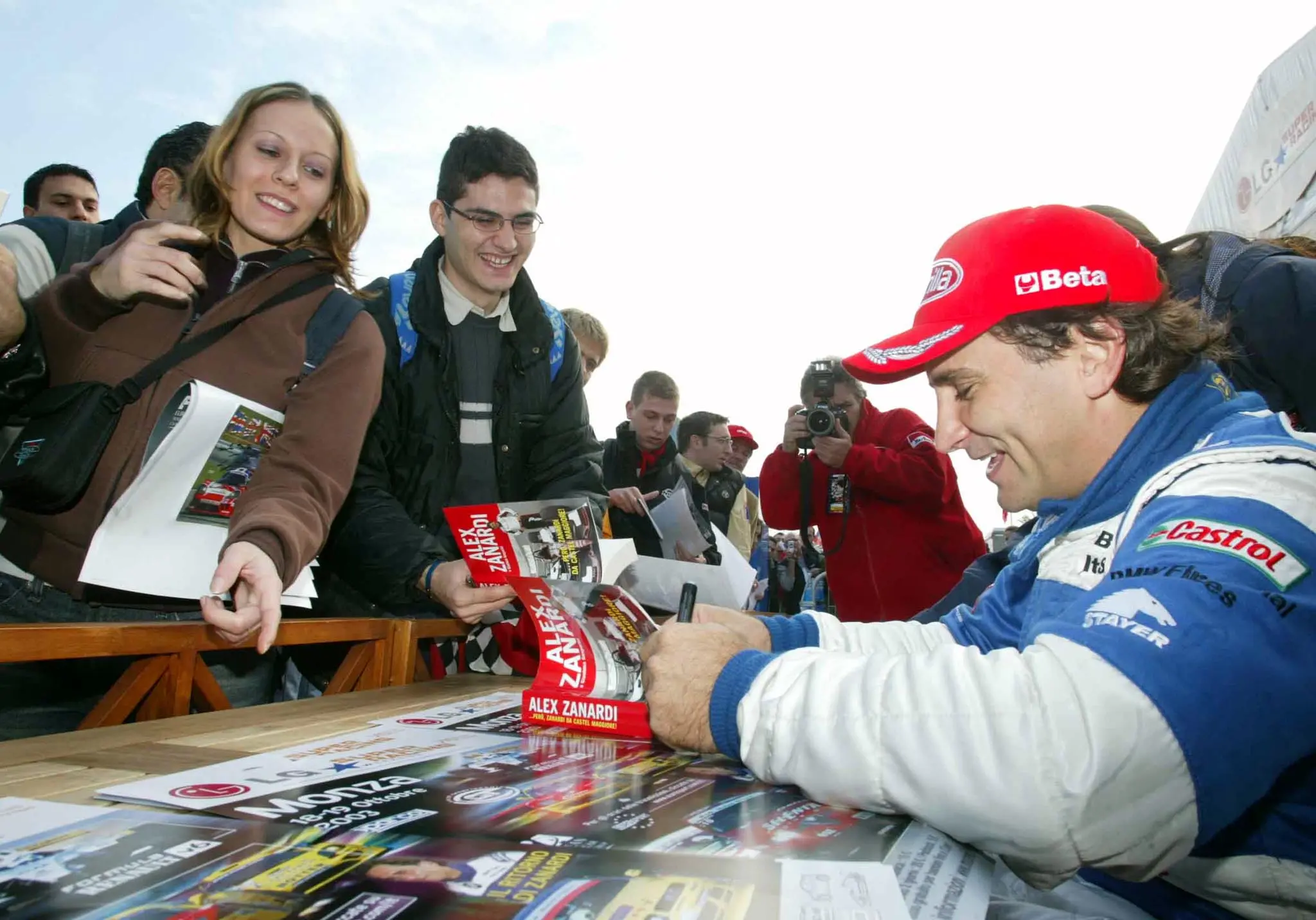 20031019 - MONZA - MILANO - SPR - AUTO: BENTORNATO ALEX, MI SENTO DI NUOVO UN PILOTA VERO. Il pilota Alex Zanardi firma autografi ai tanti tifosi che sono accorsi all'autodromo di Monza per assisstere al suo ritorno alla competizioni.
