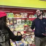 La consegna di una rosa a un dipendente di un supermercato