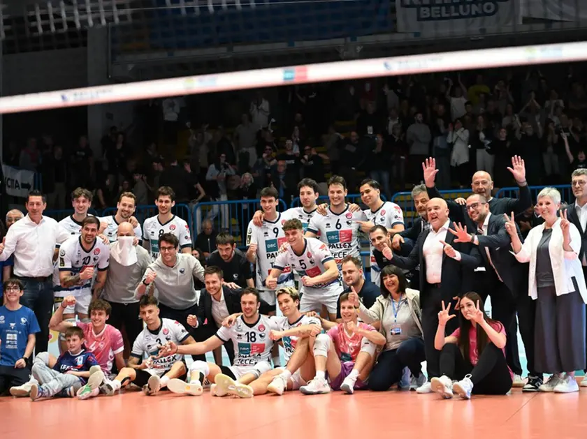 Il Belluno Volley dopo la vittoria (Foto De Zanet)