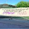 Gli striscioni appesi all’ex Moi e all’area ex Agip