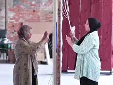 Un frame del video postato dalla Biennale con i lavori di allestimento