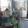 Un operaio metalmeccanico al lavoro