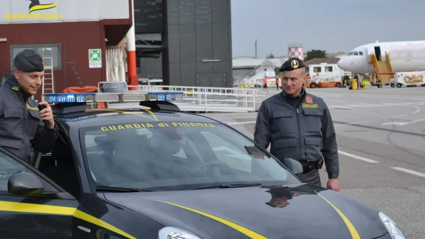 Controlli della Finanza in aeroporto
