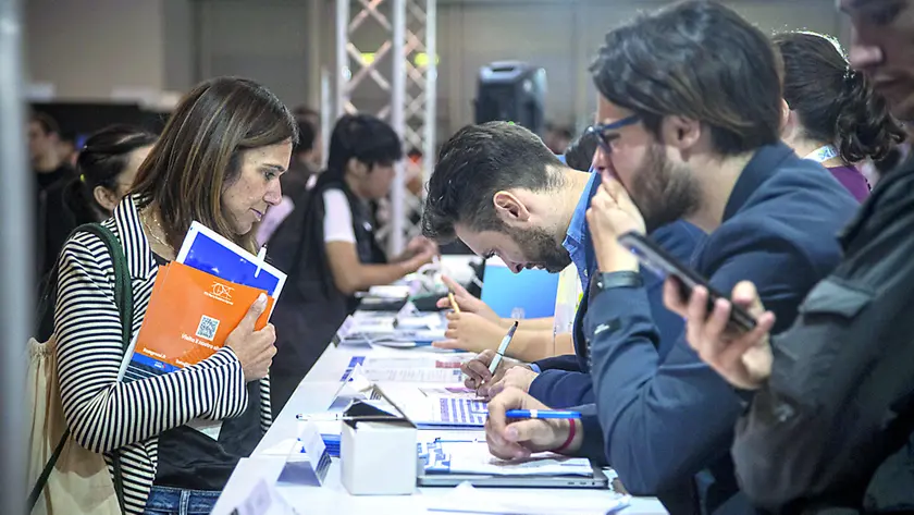 Alcuni studenti universitari. Regione, atenei e fondazioni in campo per le borse d'impiego