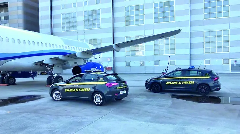 Due equipaggi della Guardia di Finanza in aeroporto a Venezia