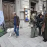 Spettatori fuori dal cinema Italia in attesa della proiezione