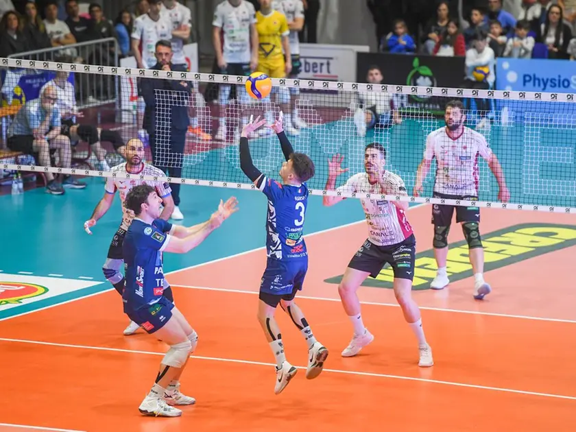 Sebastiano Marsili alza per Matteo Mozzato