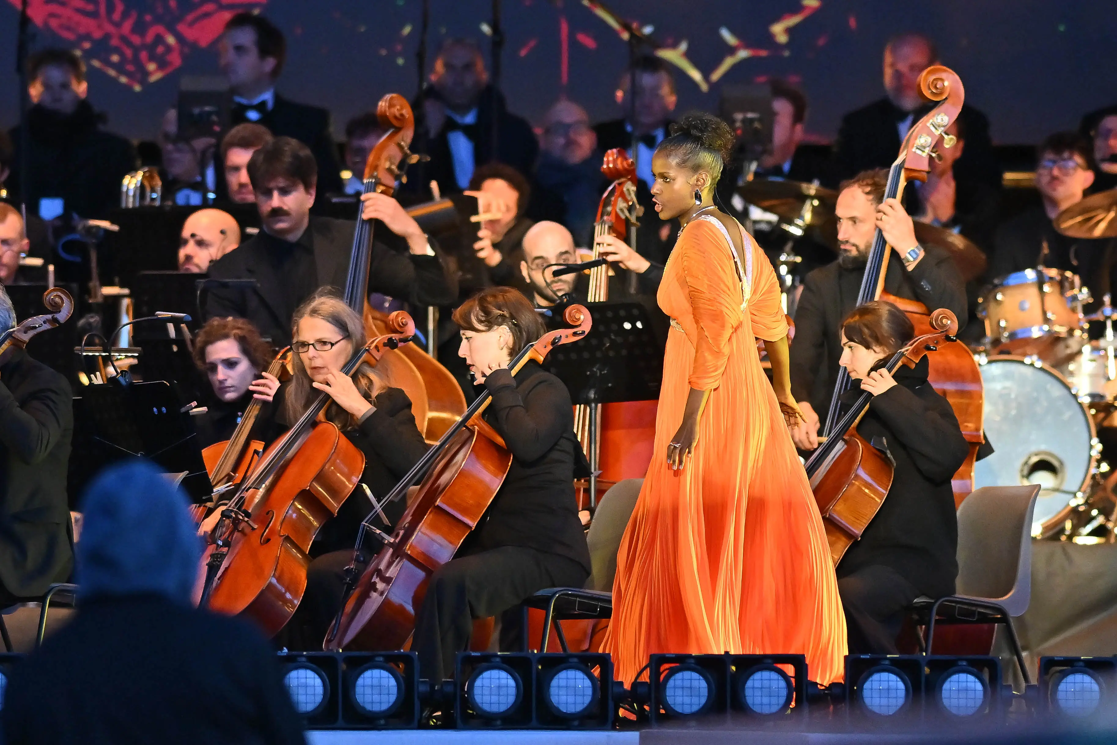 Andrea Bocelli ha incantato il pubblico con un concerto evento inserito nel tour celebrativo dei trent’anni di “Romanza”, l’album che ha portato la musica italiana nel mondo. Davanti a 15 mila spettatori, il tenore ha emozionato con il suo timbro inconfondibile e un repertorio capace di attraversare generazioni. Ad aprire la serata, tra lunghi applausi, la celebre “Di quella Pira” dal Trovatore di Giuseppe Verdi. Sul palco insieme a Bocelli anche i solisti Mariam Battistelli, Cecille, Dean Murphy e Andrea Griminelli, accompagnati dall’orchestra diretta da Marcello Rota (Foto Petrussi)