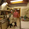 Le cuoche Anna e Sara nella mensa solidale di Feltre