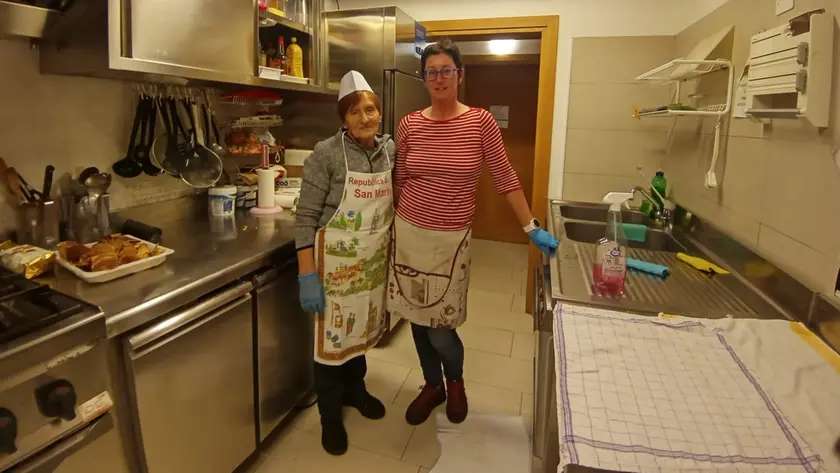 Le cuoche Anna e Sara nella mensa solidale di Feltre