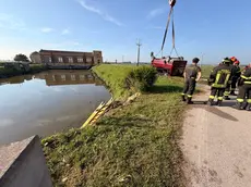 Le operazioni di recupero del pulmino a Chioggia