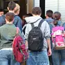 Studenti all’ingresso a scuola: il prossimo anno ci saranno 531 student in meno in provincia