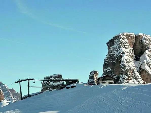 L’attuale seggiovia 5 Torri Bai de Dones - Alpe Potor e il rifugio Scoiattoli
