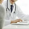Medico e paziente in ambulatorio