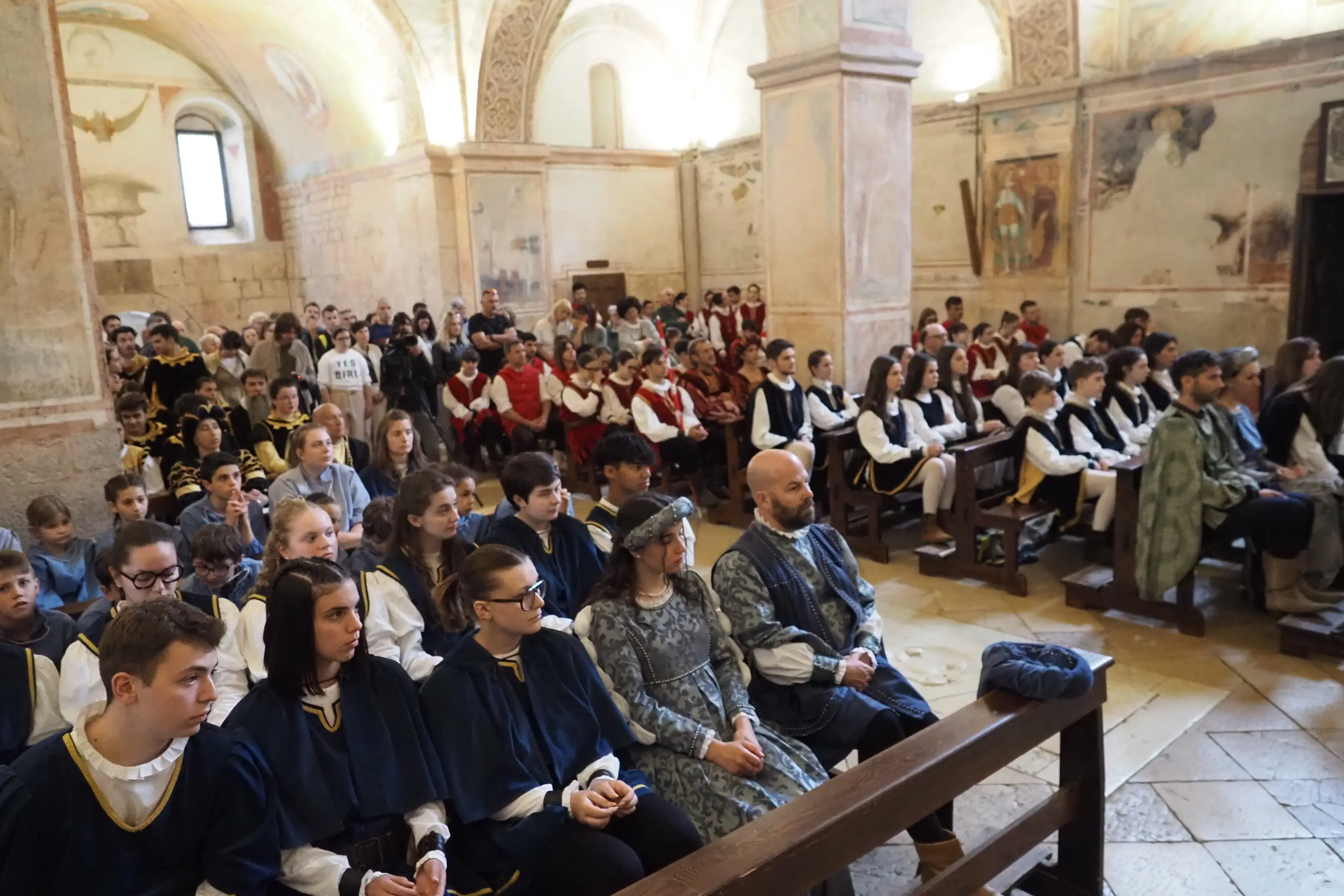 Il santuario di San Vittore a Feltre gremito di contradaioli per la messa del Palio