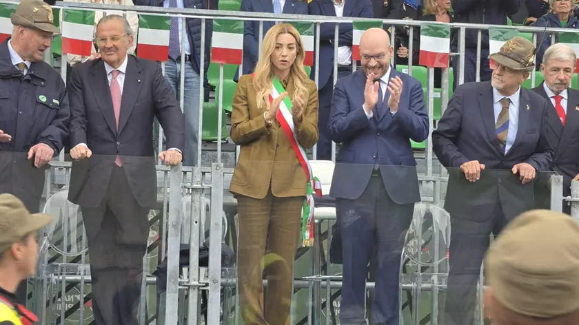 La sindaca di Genova, Silvia Salis, il presidente della Camera Lorenzo Fontana e il presidente della regione Liguria, Marco Bucci, durante la 97/ma Adunata nazionale degli alpini a Genova