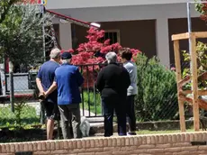 I vicini di casa davanti al condominio della tragedia (foto Pòrcile)