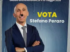 Il manifesto di Peraro deturpato durante la notte