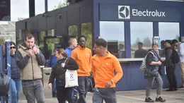 Dipendenti Electrolux all'uscita dallo stabilimento di Susegana