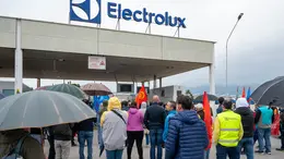I lavoratori fuori dallo stabilimento Electrolux di Porcia (Foto Petrussi / Brisotto)