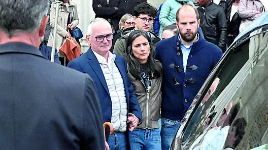 I genitori di Lucas De March davanti al feretro del loro bimbo