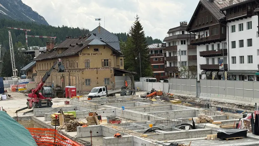 Il cantiere dell’ex stazione di Cortina dove prima erano presenti numerosi parcheggi a pagamento