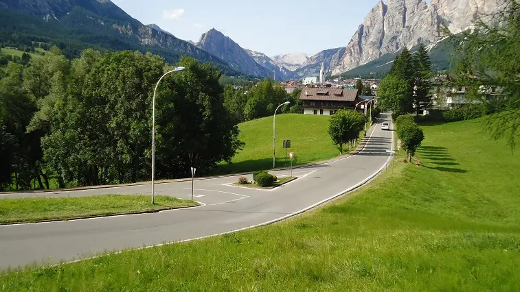 Nella foto via Guide Alpine a Cortina, l’area dove prenderebbe vita l’accesso sud alla galleria della variante Lotto 2