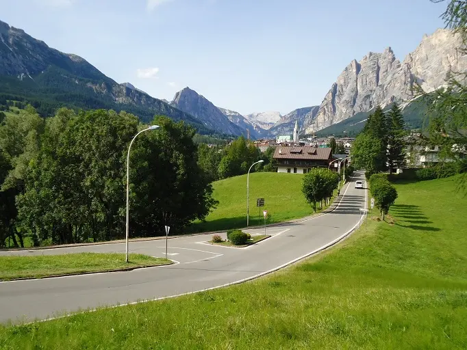 Nella foto via Guide Alpine a Cortina, l’area dove prenderebbe vita l’accesso sud alla galleria della variante Lotto 2