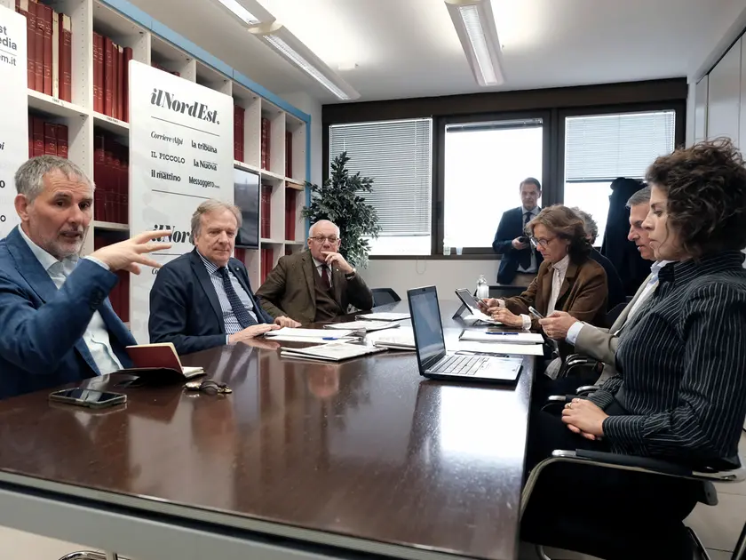 Il forum in redazione al mattino sulla sanità con l’assessore Gino Gerosa e il direttore generale Giancarlo Ruscitti. Al tavolo il direttore dei quotidiani Nem Paolo Possamai e i giornalisti Tomè, Pucci e Berlinghieri