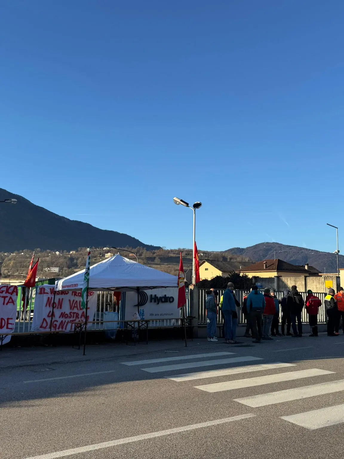 Un presidio di lavoratori e sindacalisti per il futuro di Hydro