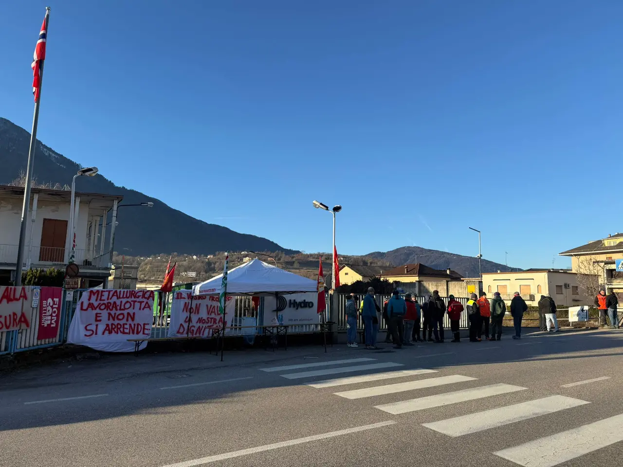 Un presidio di lavoratori e sindacalisti per il futuro di Hydro